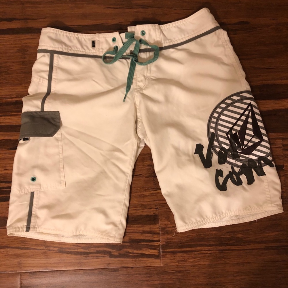 Woman’s/ juniors Volcom board short size 3